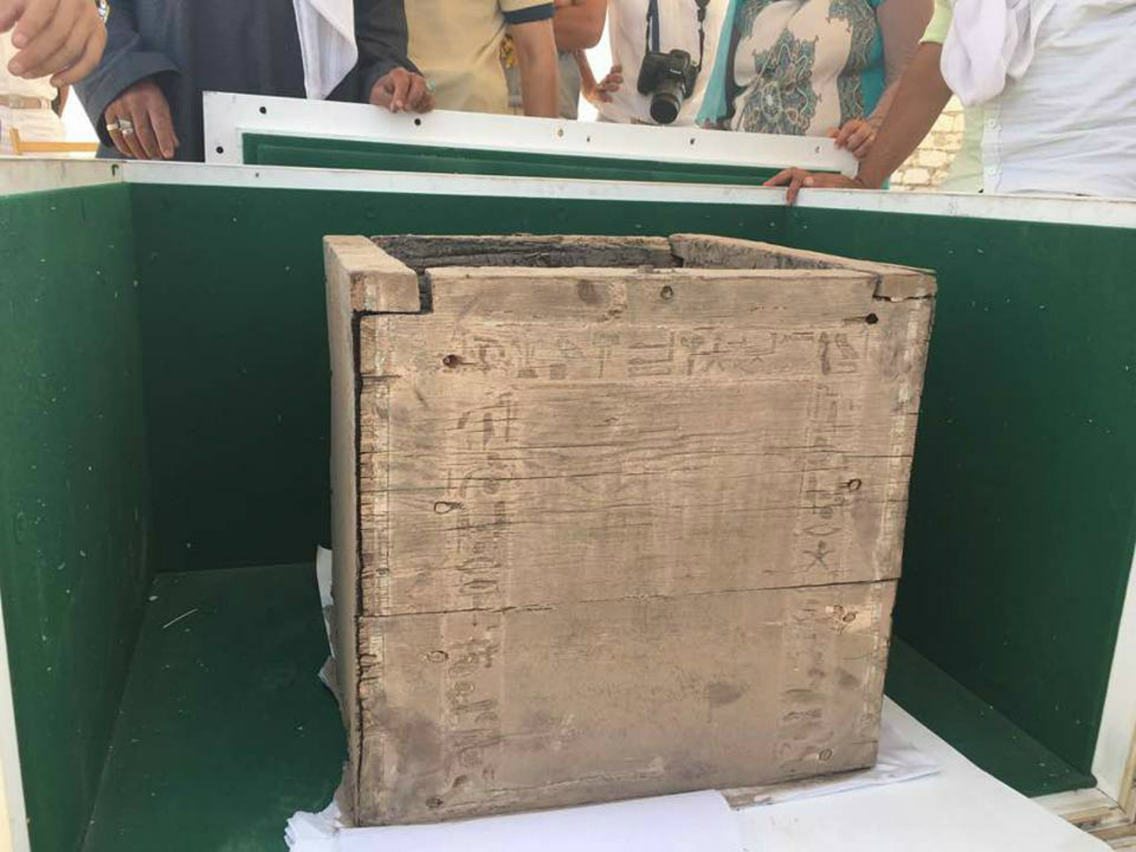 Hallan una caja funeraria con los envoltorios de los órganos de un familiar de un faraón de la Dinastía XIII